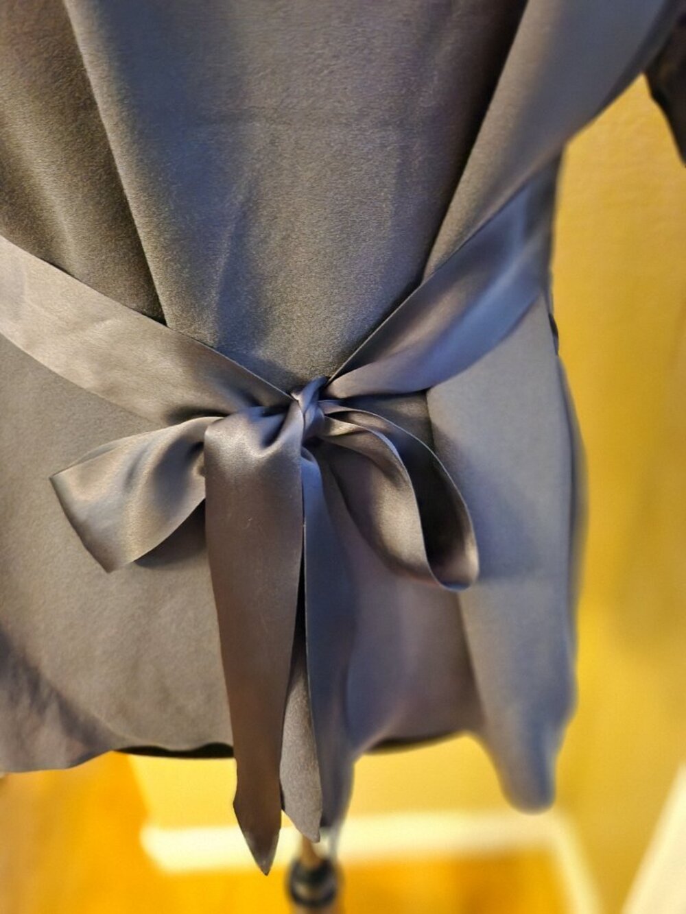 NWT Nine West 100% Silk Faux Wrap Empire Tie Back Flutter Sleeve Top L Charcoal - Picture 11 of 12